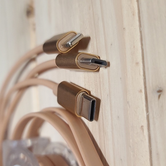 Charger  3 in 1 Cable w retractable cable iPhone, USB, USB A & C Golden - Picture 5 of 5